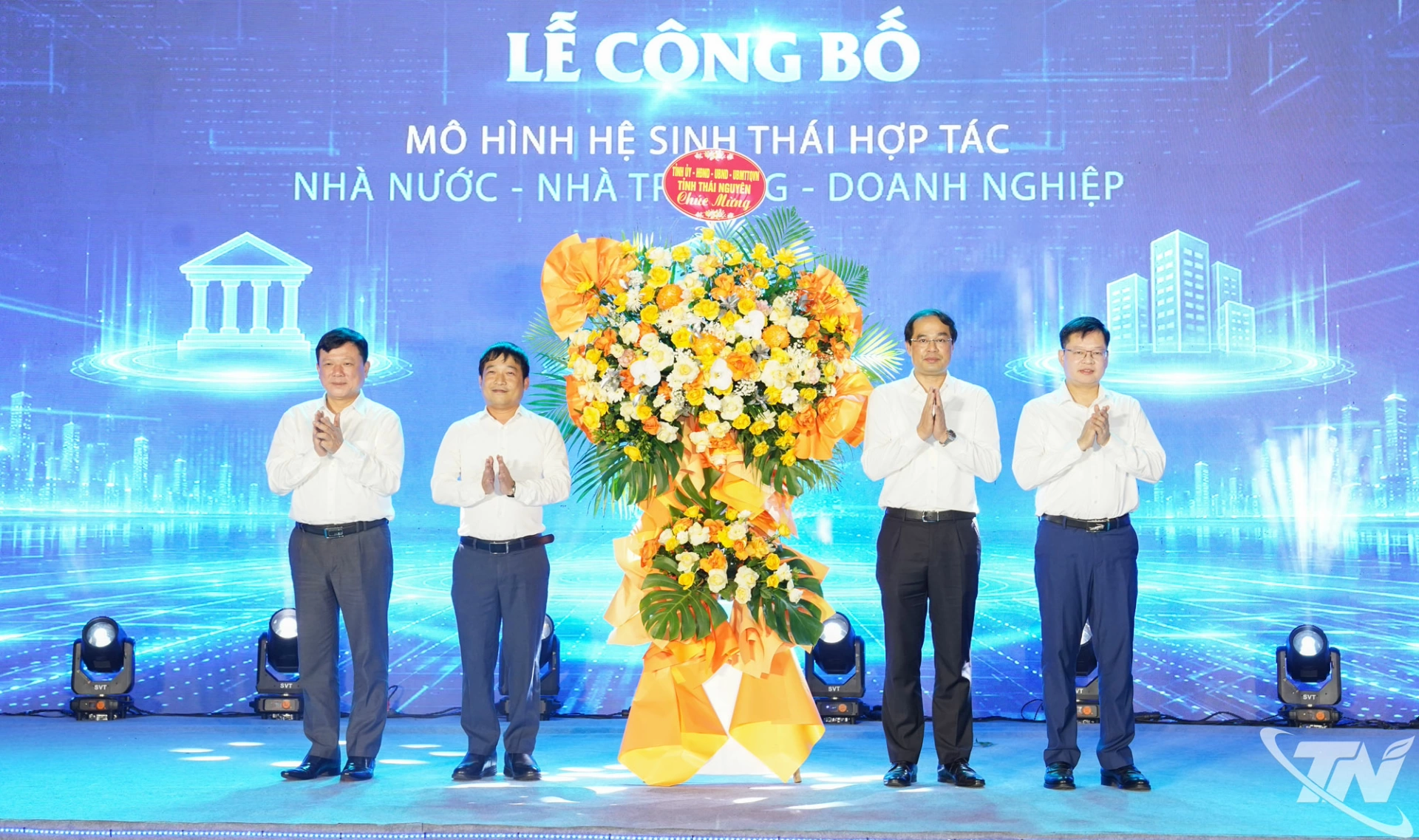 Các đồng chí lãnh đạo tỉnh Thái Nguyên chúc mừng Trường Đại học Công nghệ thông tin và Truyền thông.