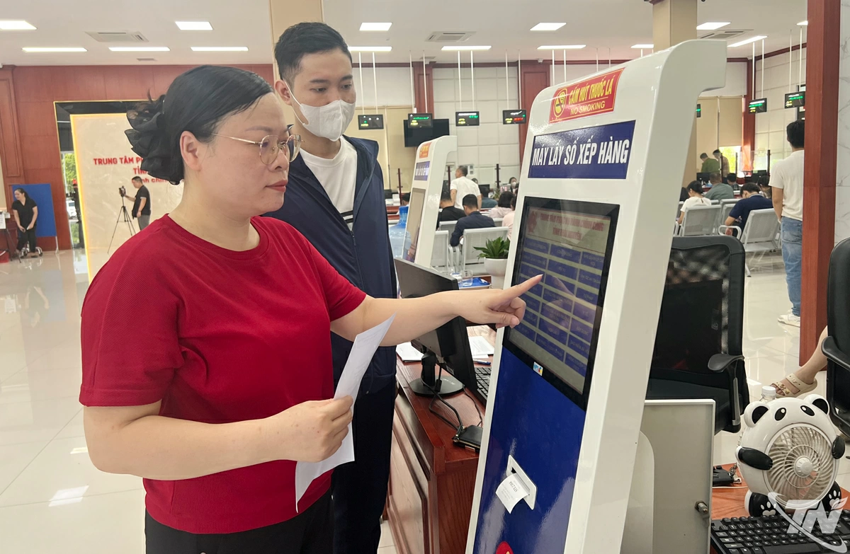 Người dân đến bấm số để làm thủ tục hành chính tại Trung tâm Phục vụ hành chính công tỉnh Thái Nguyên.