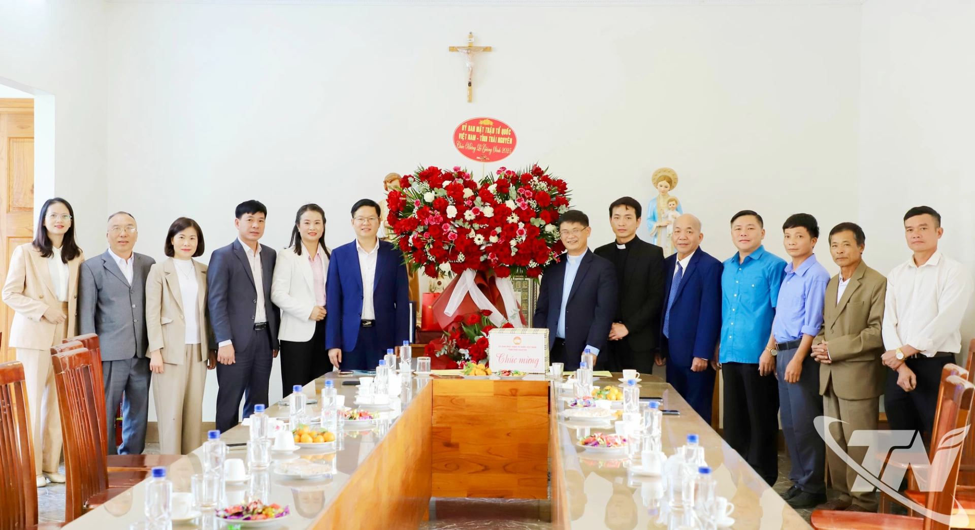 Đồng chí Đinh Quang Tuyên tặng hoa, trao quà chúc mừng Giáo xứ Phú Cường.