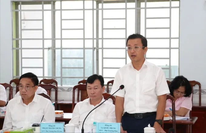 Phó Trưởng Ban Tuyên giáo và Dân vận Thành ủy TPHCM Tạ Quốc Trung trao đổi tại buổi làm việc
