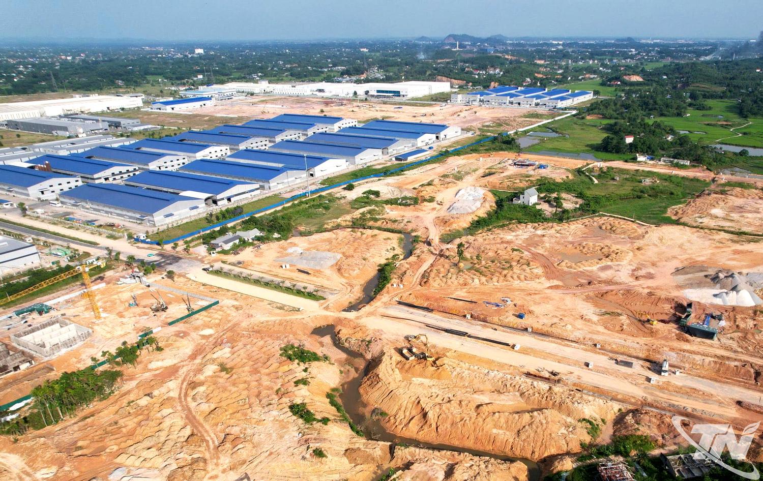Dự án Khu công nghiệp Sông Công II, giai đoạn 2, tổng mức đầu tư   gần 4.000 tỷ đồng, đang được đẩy nhanh tiến độ giải phóng mặt bằng   và thi công hạ tầng, sẵn sàng đón các nhà đầu tư.