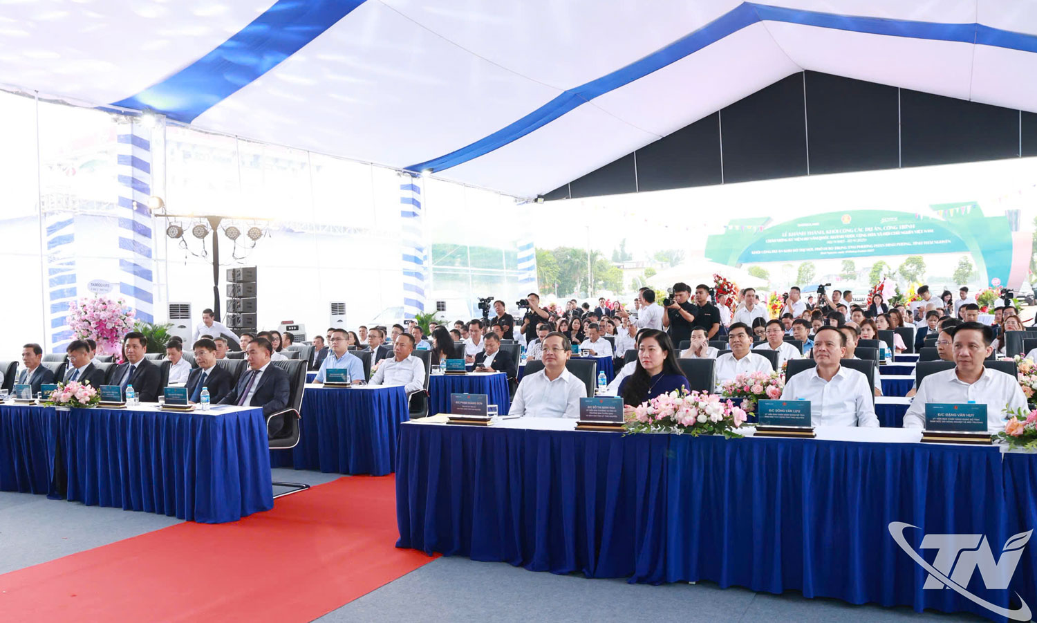 Đồng chí Chủ tịch UBND tỉnh Phạm Hoàng Sơn và các đại biểu dự Lễ khởi công Dự án Khu đô thị mới, phố đi bộ trung tâm Phường Phan Đình Phùng.