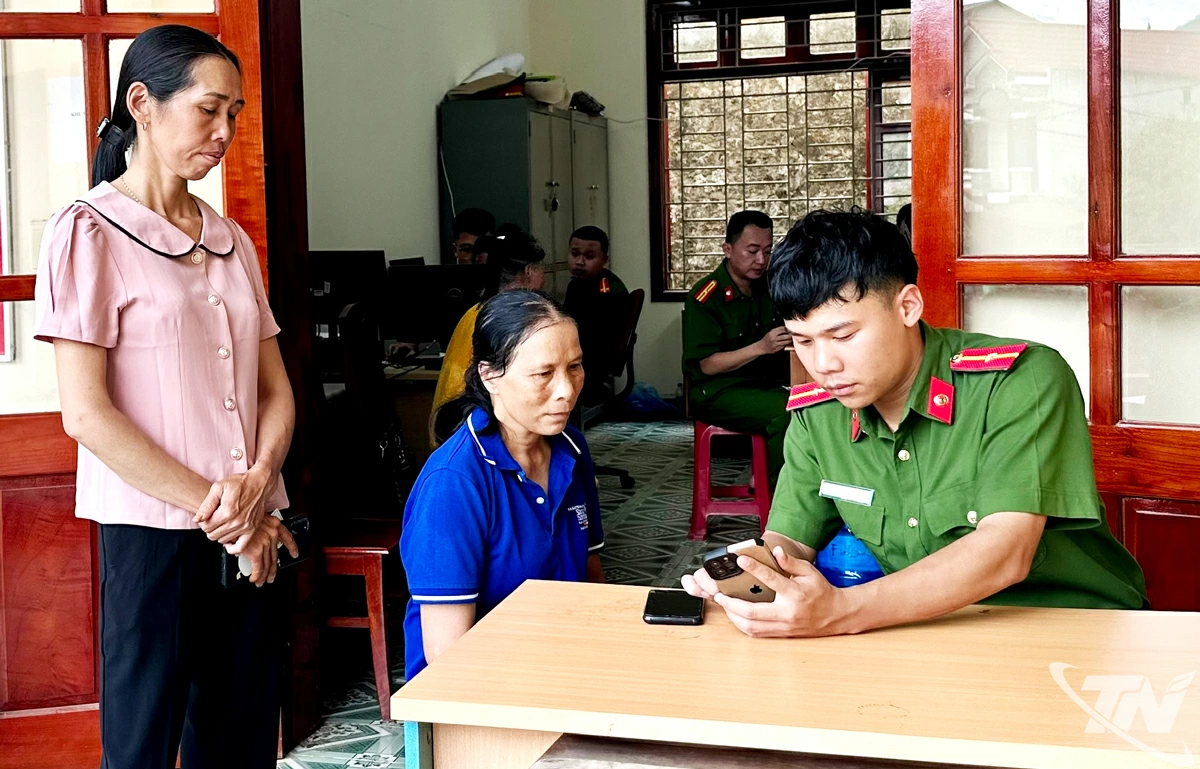 Công an xã Nam Cường hỗ trợ, hướng dẫn người dân cài đặt ứng dụng VNeID.