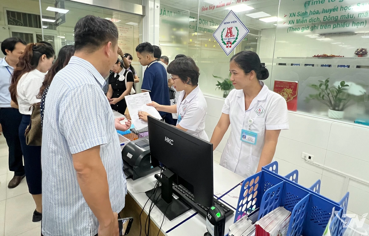 Đoàn cán bộ Sở Y tế Cao Bằng trao đổi kinh nghiệm về ứng dụng công nghệ thông tin trong tiếp nhận bệnh nhân và khám chữa bệnh tại Bệnh viện A Thái Nguyên.