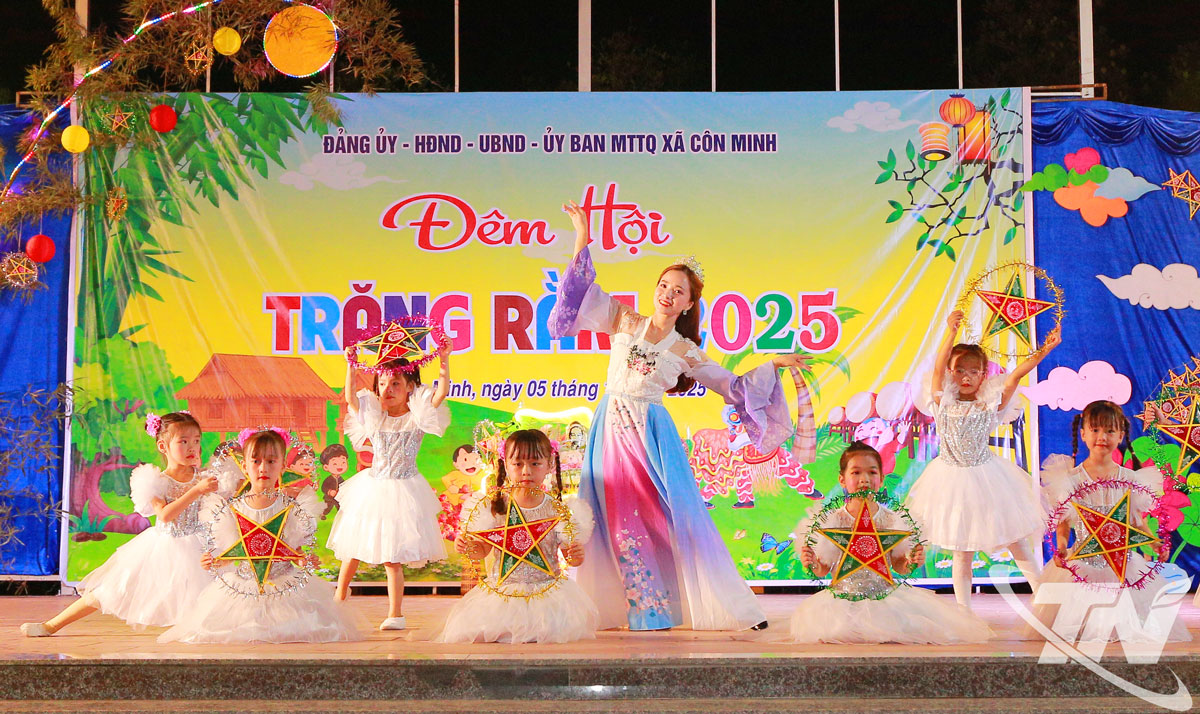 Tiết mục văn nghệ vui hội trăng rằm, do cô trò Trường Tiểu học và THCS Côn Minh biểu diễn.