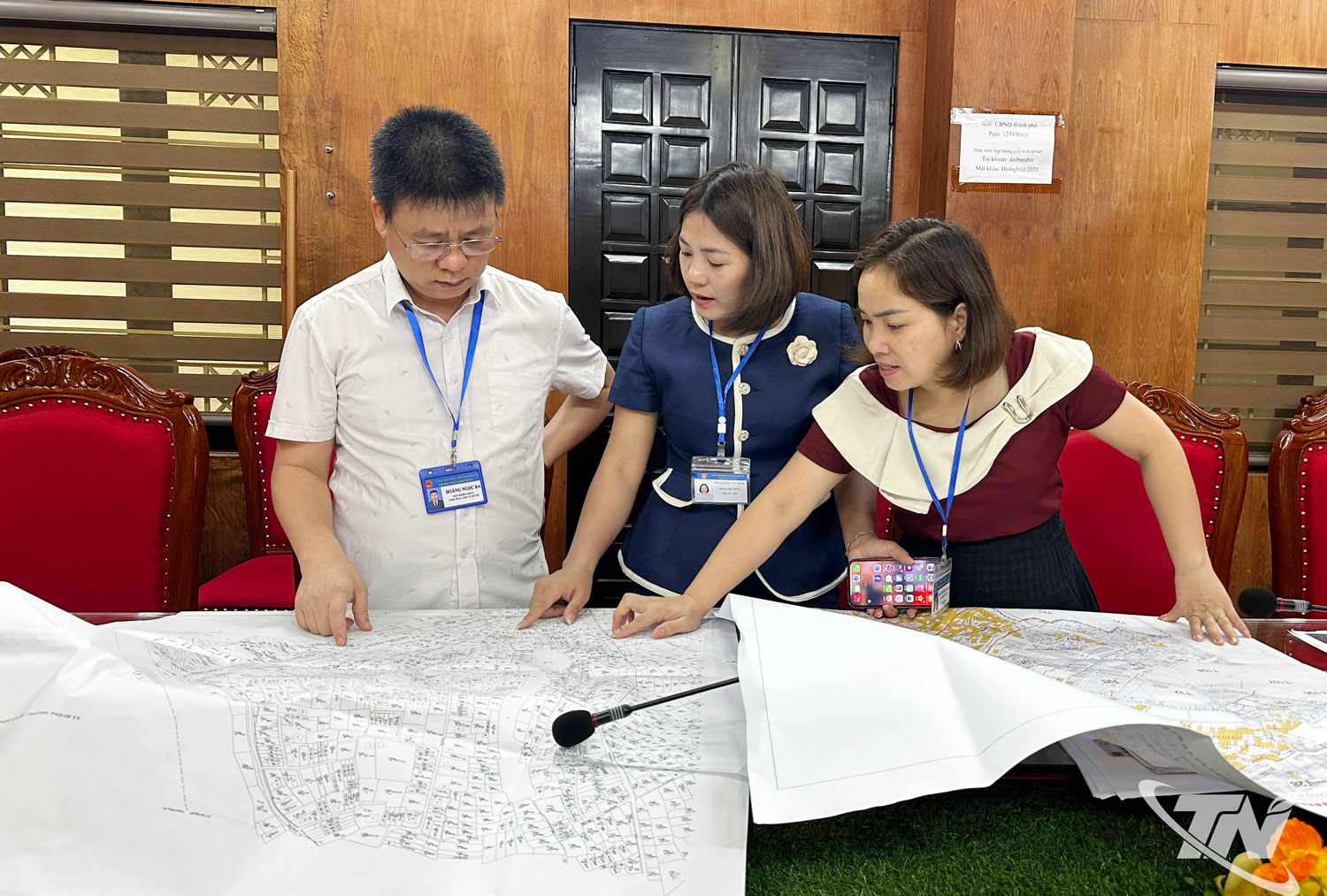 Cán bộ phường Phan Đình Phùng rà soát, đối chiếu thông tin thửa đất trên bản đồ địa chính.