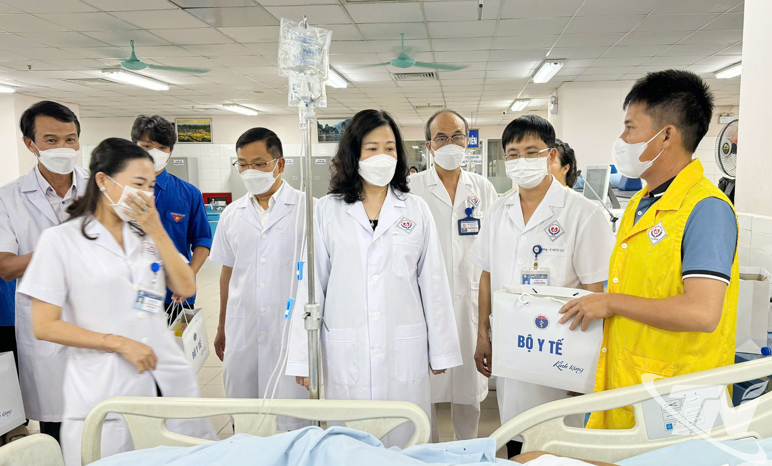 Bộ trưởng Đào Hồng Lan thăm hỏi, tặng quà bệnh nhân đang điều trị tại Bệnh viện Trung ương Thái Nguyên.