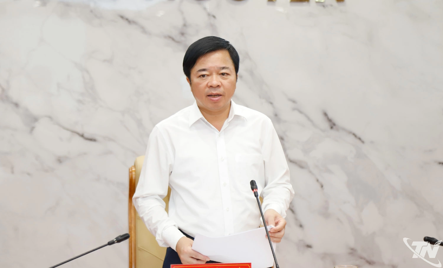 Đồng chí Bùi Văn Lương, Phó Bí thư Tỉnh ủy, Bí thư Đảng ủy, Chủ tịch HĐND tỉnh phát biểu tại hội nghị.