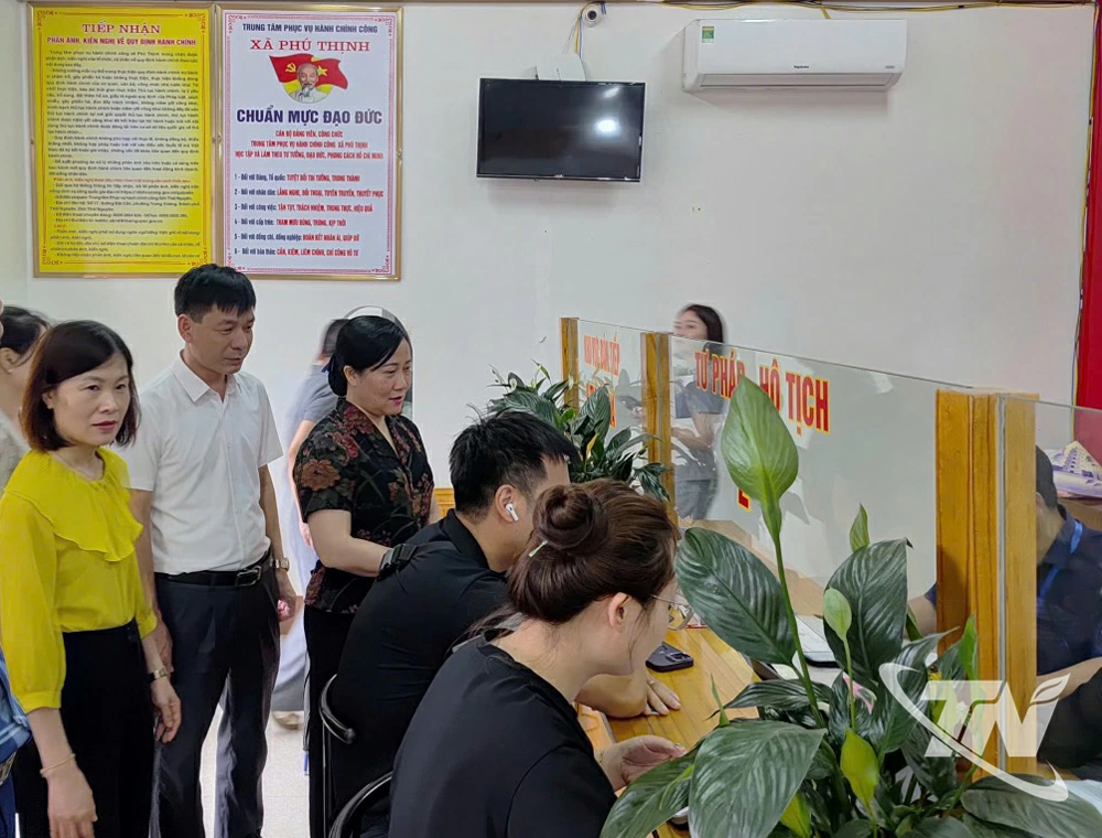 Đồng chí Đỗ Thị Minh Hoa, Ủy viên Ban Thường vụ, Trưởng Ban Tuyên giáo và Dân vận Tỉnh ủy Thái Nguyên cùng đoàn công tác kiểm tra công tác giải quyết thủ tục hành chính tại UBND xã Phú Thịnh, tỉnh Thái Nguyên.