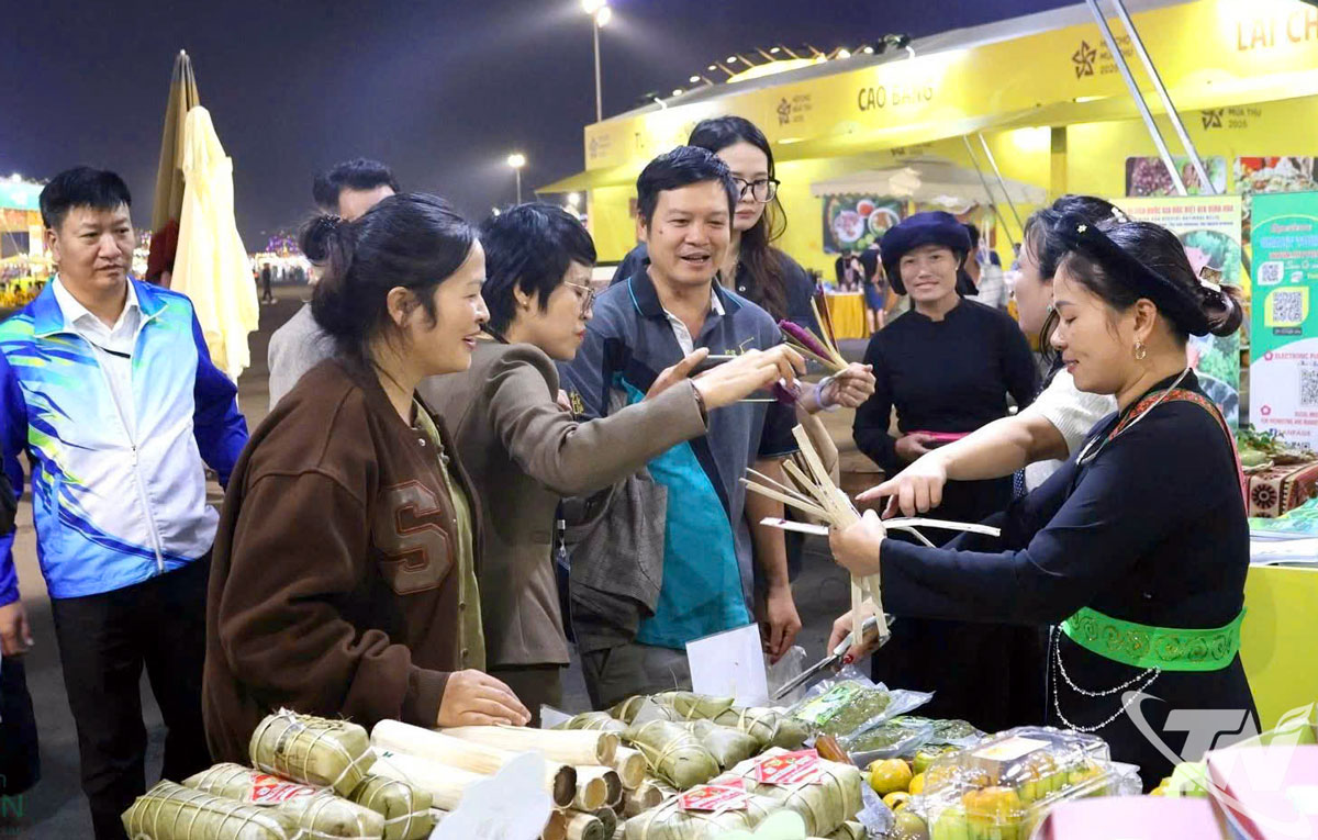Khu ẩm thực tại không gian trưng bày của tỉnh Thái Nguyên thu hút đông khách tham quan, mua sắm, thưởng thức.