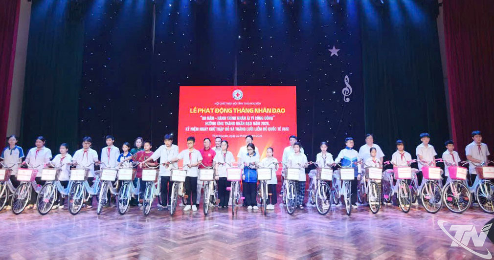 Lãnh đạo tỉnh và Hội Chữ thập đỏ tỉnh trao tặng 20 xe đạp cho các em vượt khó vươn lên trong học tập.