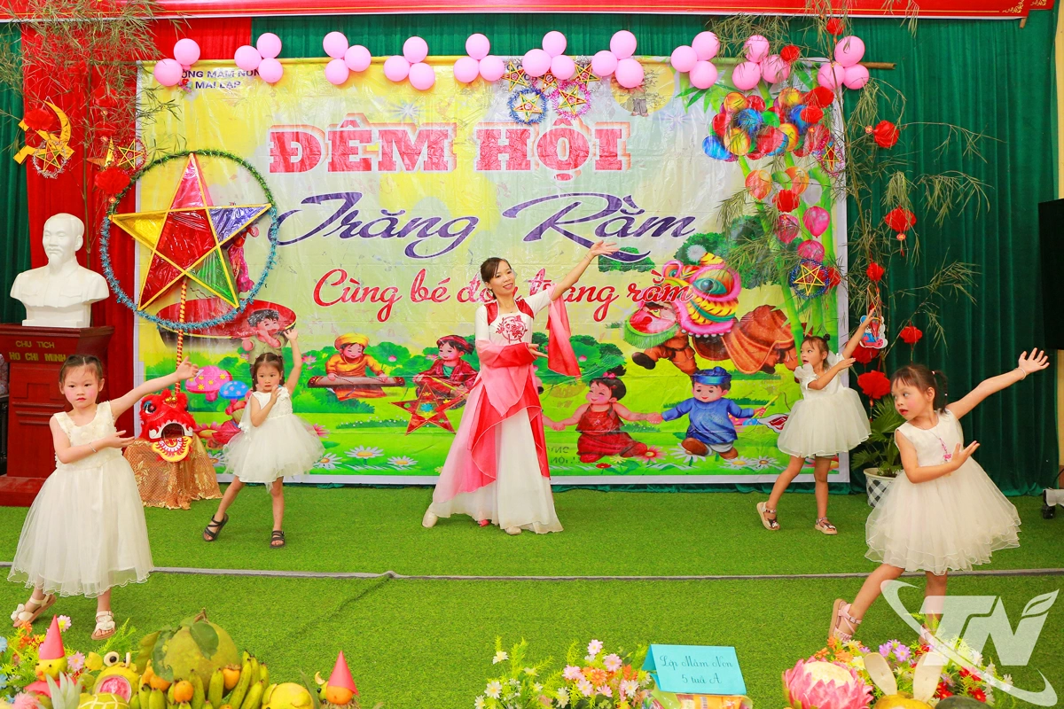 Một tiết mục văn nghệ do cô trò Trường Mầm non Mai Lạp biểu diễn.  