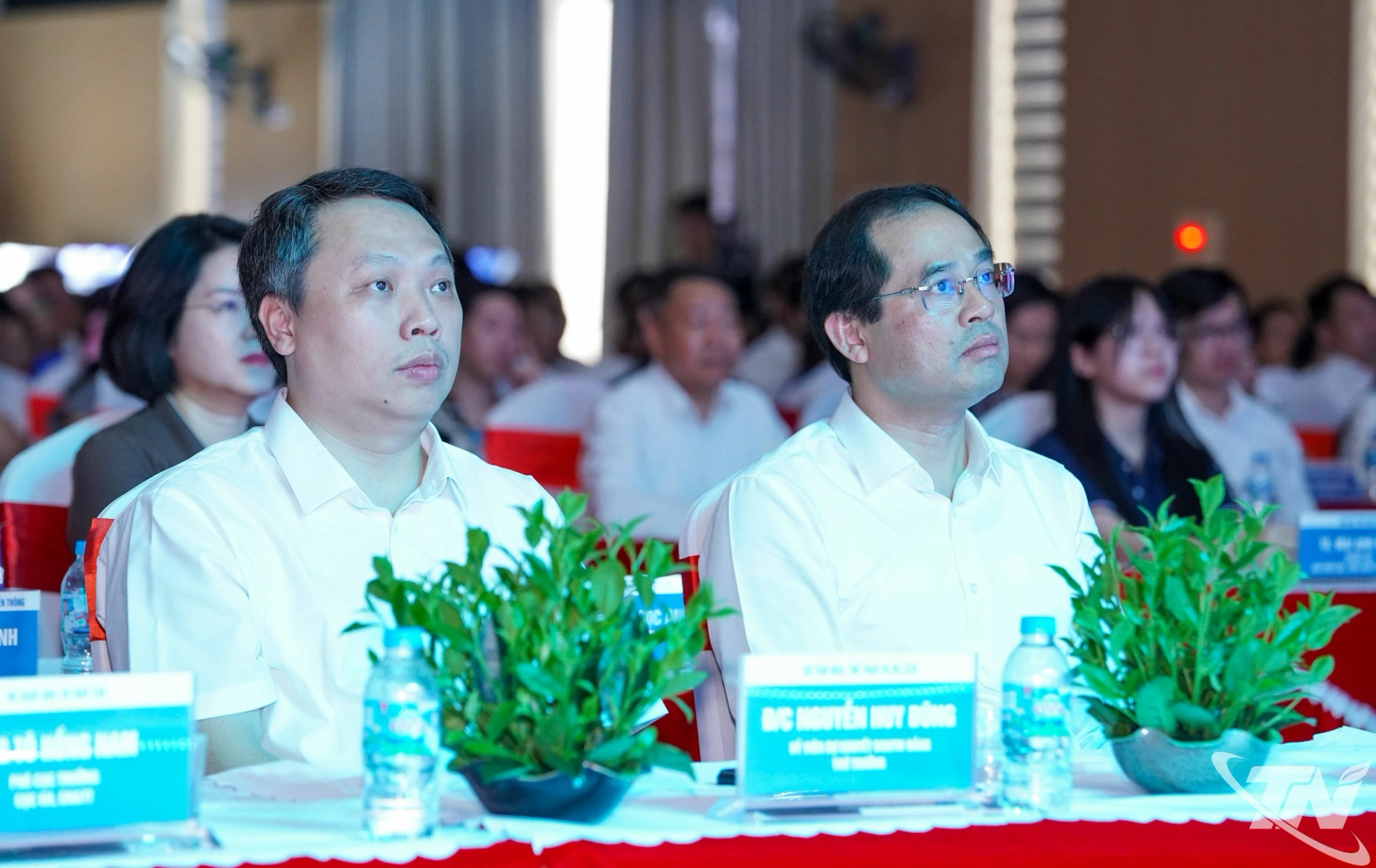 Thứ trưởng Bộ Văn hóa, Thể thao và Du lịch Nguyễn Huy Dũng và đồng chí Bí thư Tỉnh ủy Thái Nguyên Trịnh Xuân Trường dự Lễ công bố.