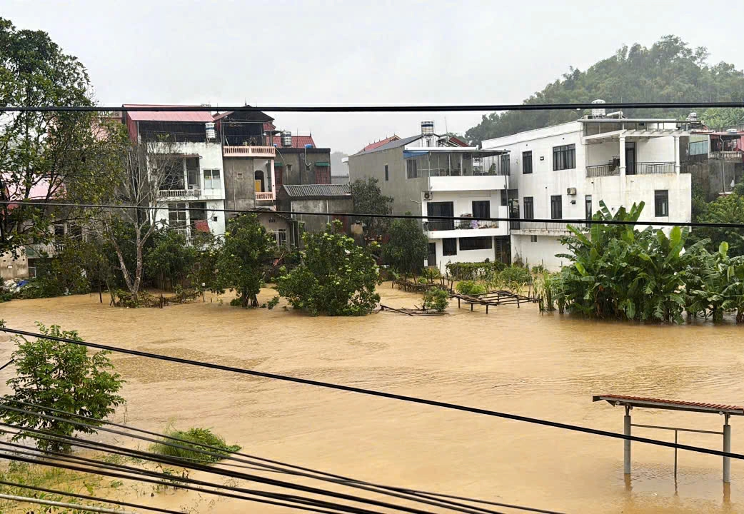 Một số ngôi nhà tại trung tâm xã Chợ Rã bị ngập một phần.