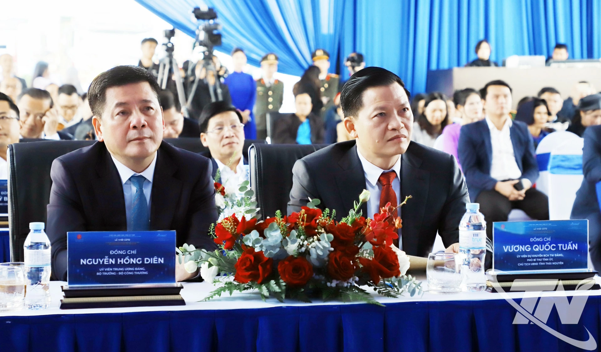 Đồng chí Nguyễn Hồng Diên, Ủy viên Trung ương Đảng, Bộ trưởng Bộ Công thương cùng đồng chí Vương Quốc Tuấn, Ủy viên dự khuyết Trung ương Đảng, Phó Bí thư Tỉnh ủy, Chủ tịch UBND tỉnh dự tại điểm cầu Phú Bình, tỉnh Thái Nguyên.