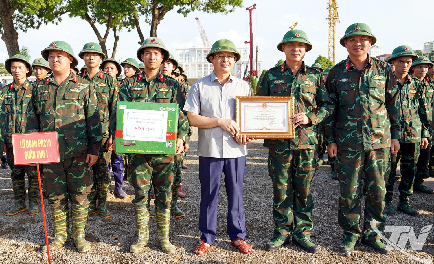 Đồng chí Chủ tịch UBND tỉnh tặng Bằng khen cho các lực lượng vũ trang hoàn thành xuất sắc nhiệm vụ hỗ trợ tỉnh Thái Nguyên khắc phục hậu quả bão số 11.