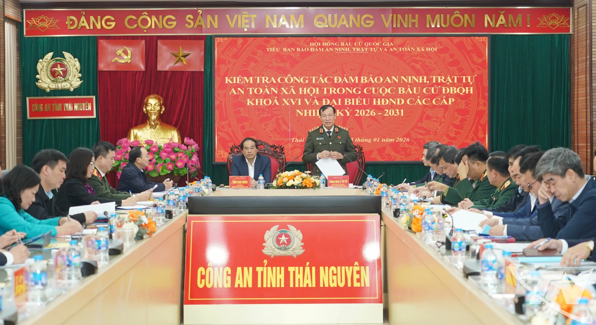 Thượng tướng L&ecirc; Tấn Tới l&agrave;m Trưởng đo&agrave;n kiểm tra.&nbsp;