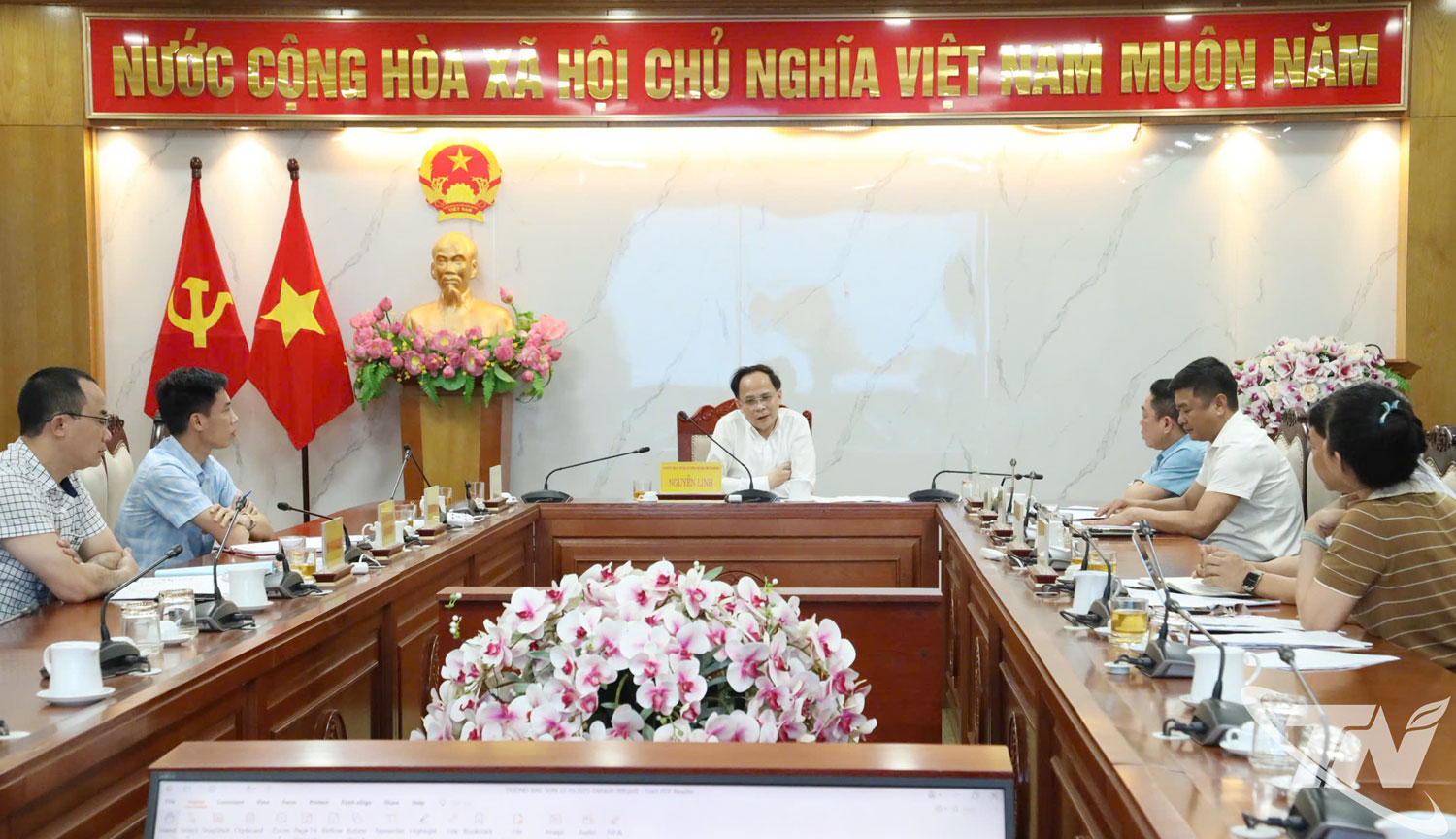 Đồng chí Phó Chủ tịch Thường trực UBND tỉnh Nguyễn Linh chủ trì cuộc họp.