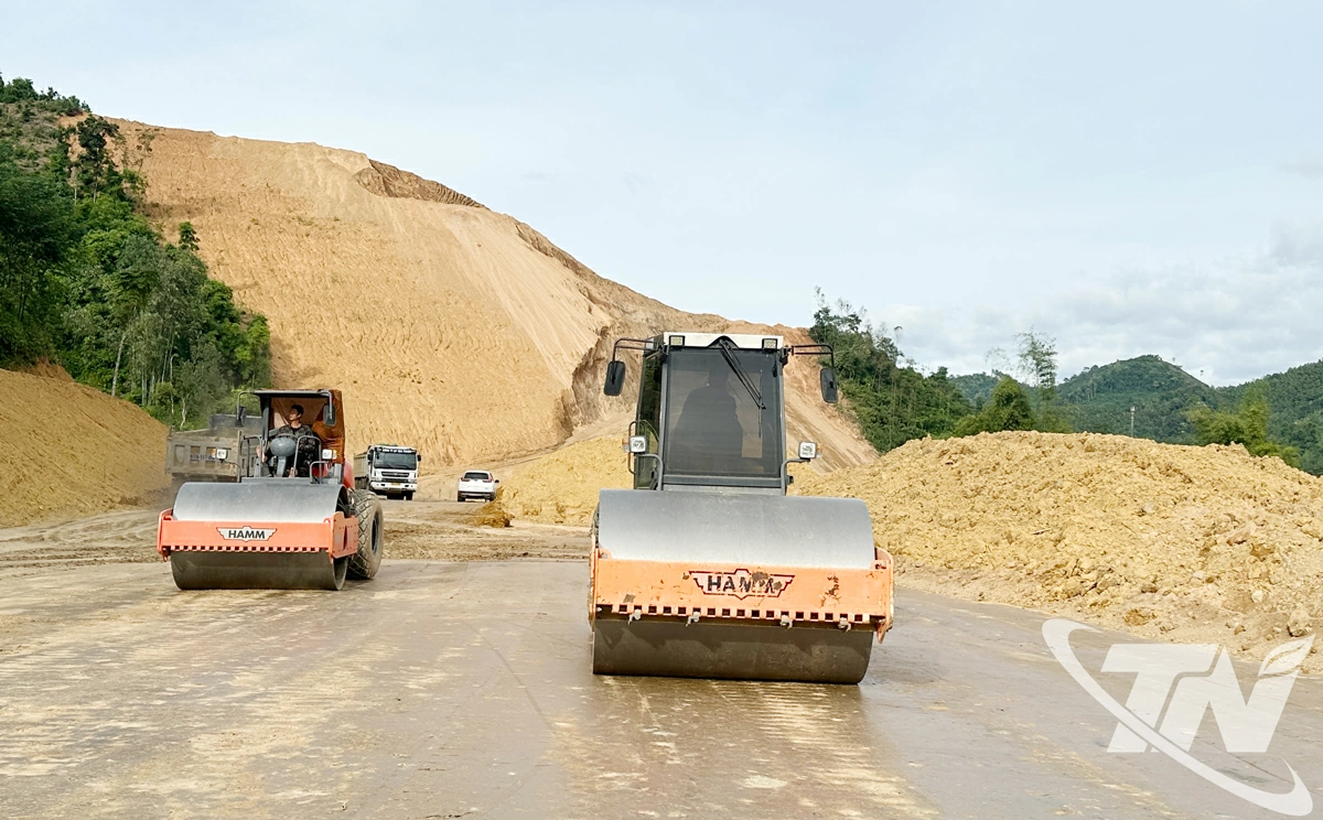 Các nhà thầu huy động tối đa nhân lực, máy móc thiết bị đẩy nhanh tiến độ thi công các tuyến giao thông trọng điểm trên địa bàn tỉnh.