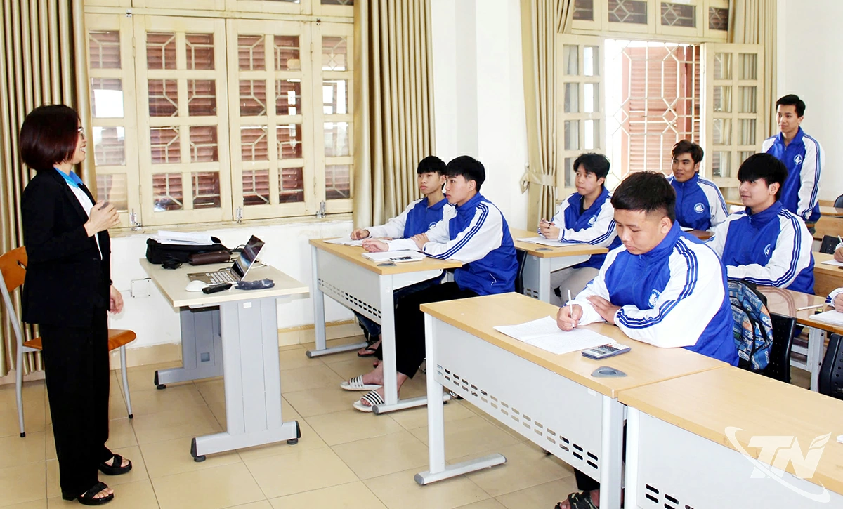Sinh viên lớp bán dẫn Trường Đại học Khoa học (Đại học Thái Nguyên)   trong giờ học. Ảnh: T.L