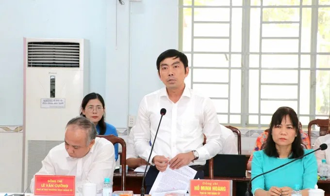 Chủ tịch UBND phường Trung Mỹ Tây thông tin tại buổi làm việc