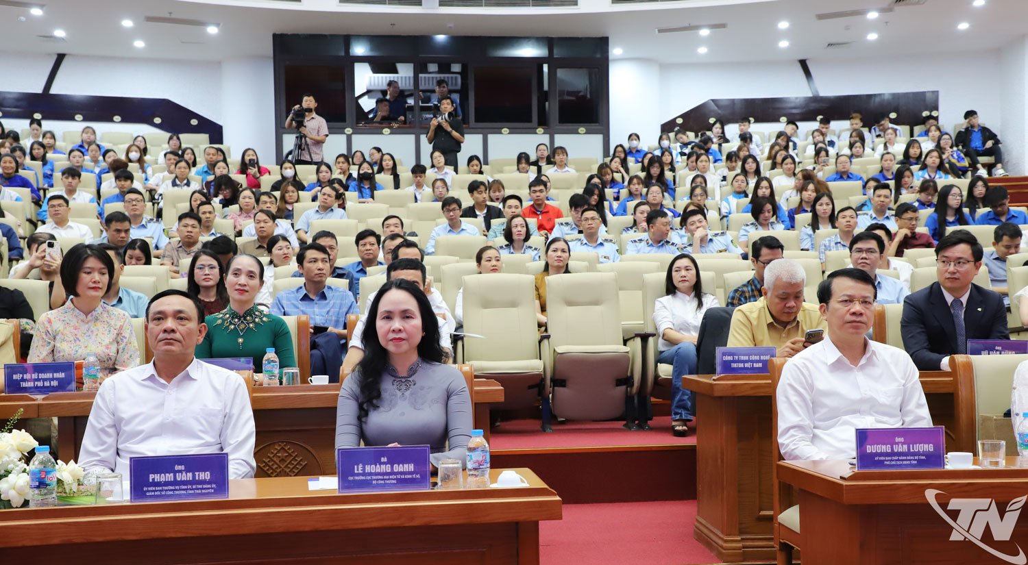Đại biểu dự chương trình.