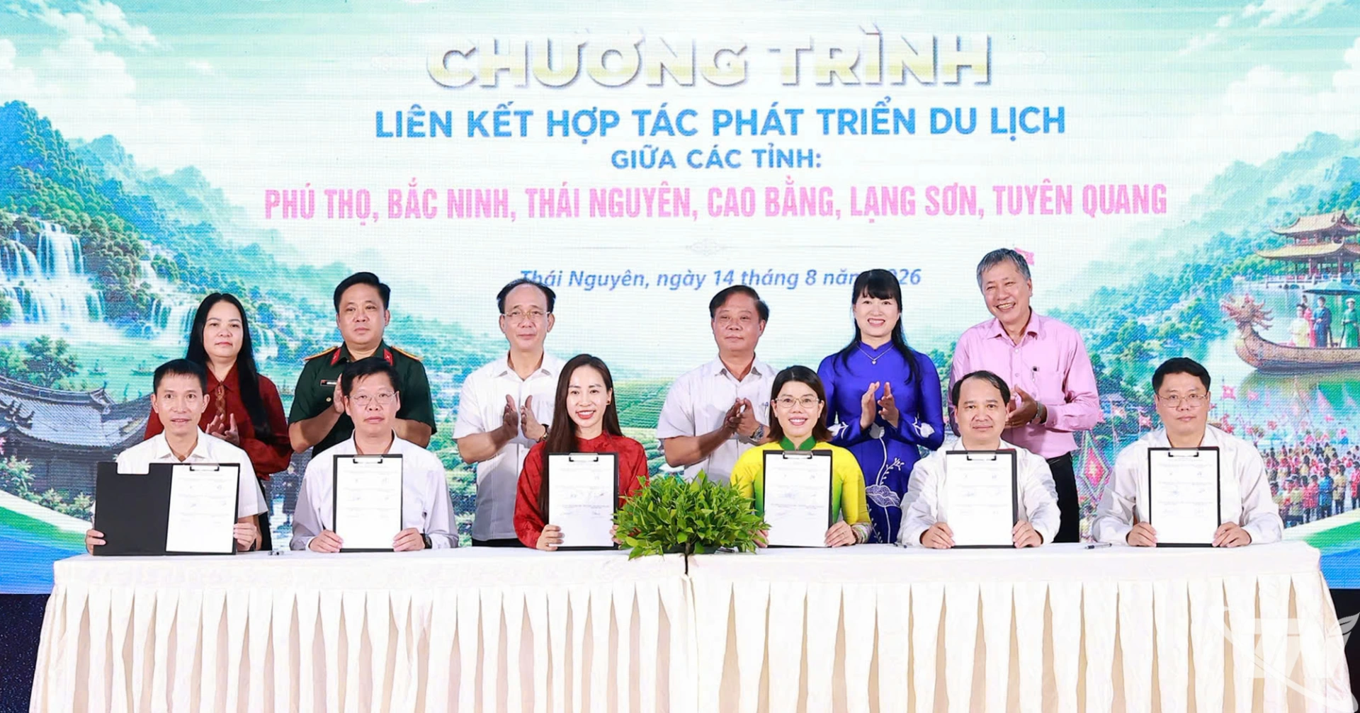 Lễ ký kết thỏa thuận hợp tác phát triển du lịch, đánh dấu một bước tiến quan trọng trong việc tăng cường liên kết, phát triển các sản phẩm du lịch vùng và mở rộng thị trường giữa các địa phương.