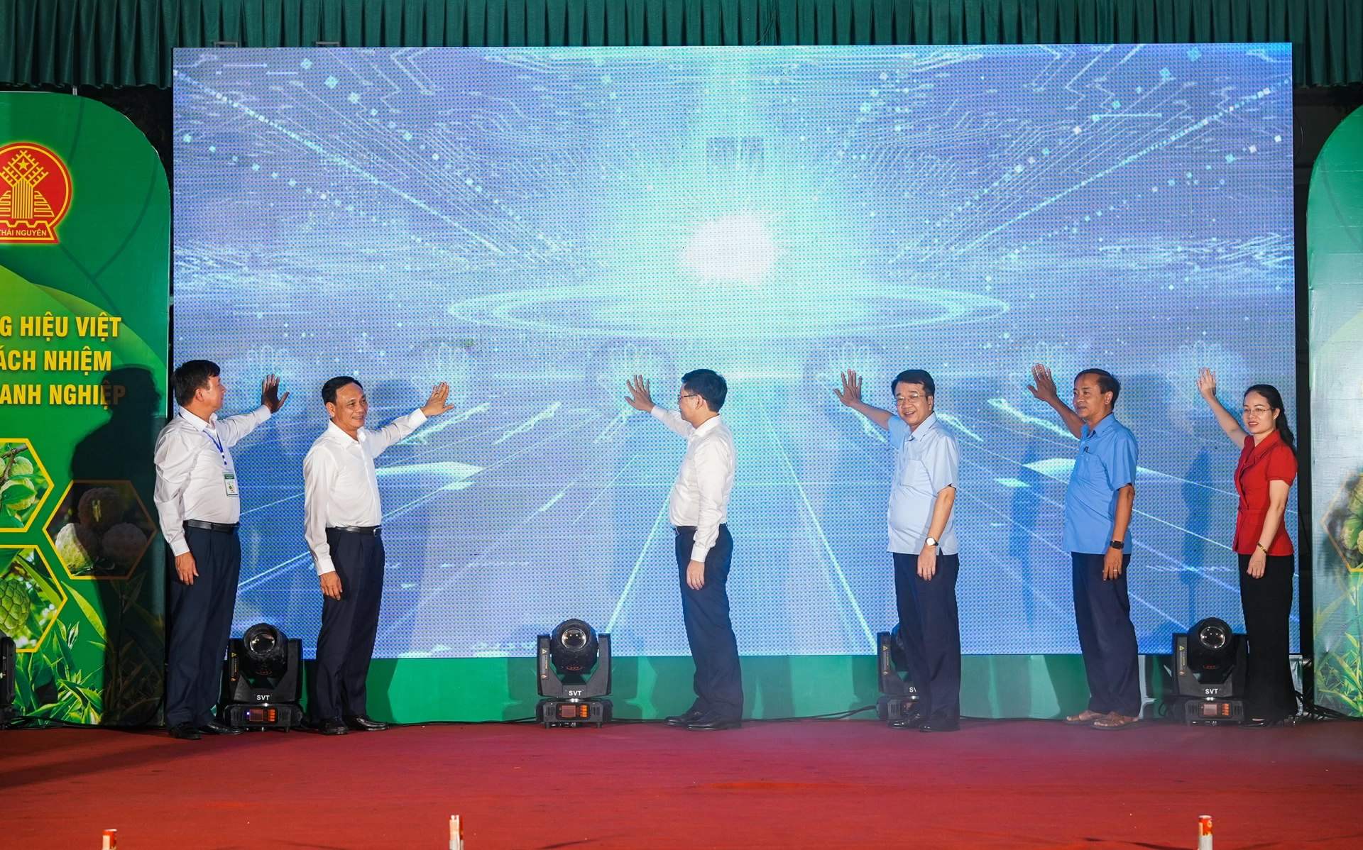 Các đại biểu thực hiện nghi thức khai mạc Chương trình.