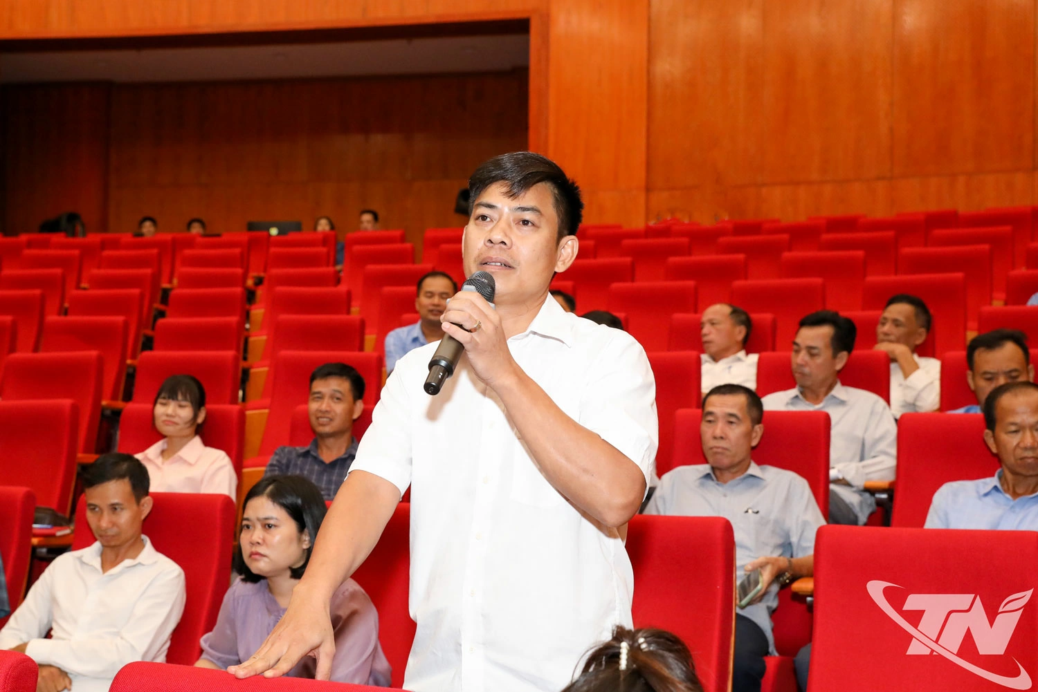 Các cử tri nêu ý kiến, kiến nghị với đại biểu Quốc hội.