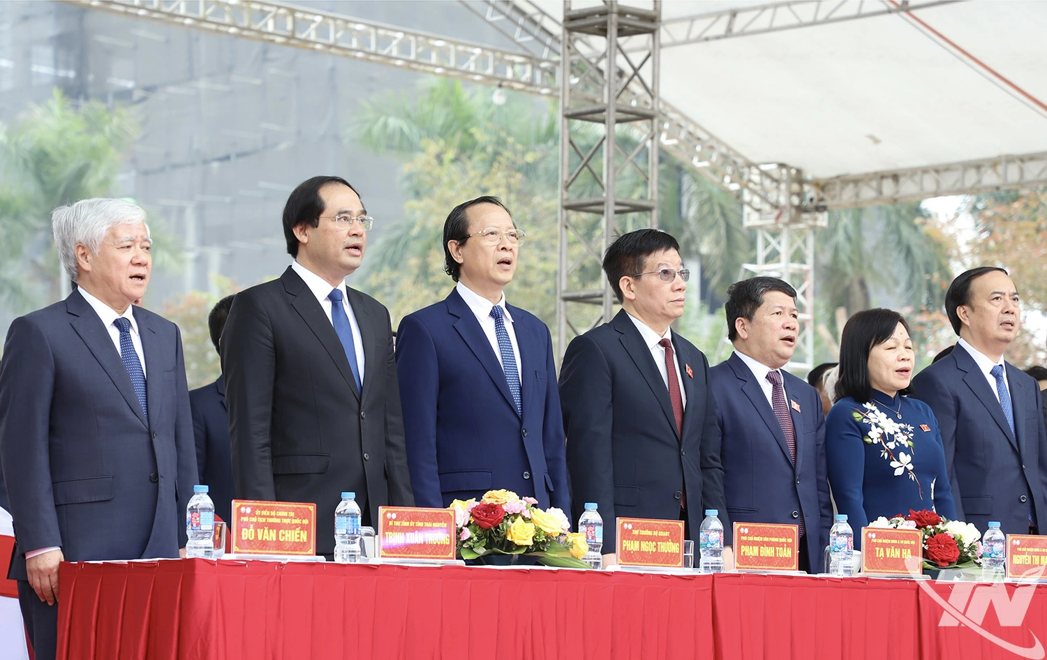 Các đại biểu tham dự Lễ kỷ niệm thực hiện nghi thức Chào cờ.