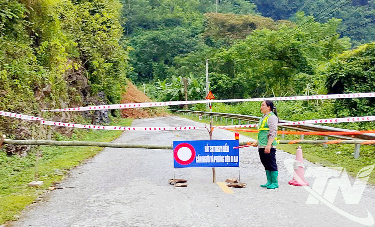 Hạt Quản lý đường bộ 12, thuộc Công ty CP Quản lý và Xây dựng giao thông Bắc Kạn cử công nhân túc trực để điều tiết giao thông