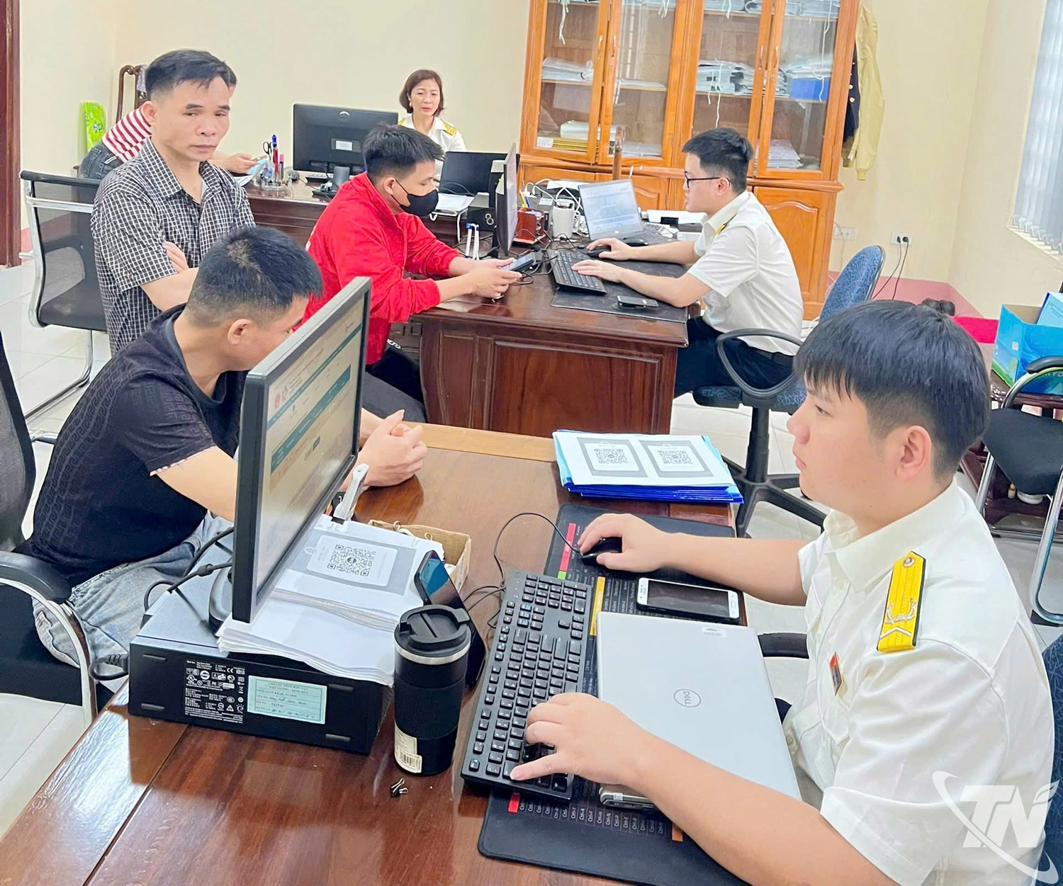 Cán bộ thuế cơ sở 4 tỉnh Thái Nguyên hướng dẫn, hỗ trợ người dân kê khai thuế.