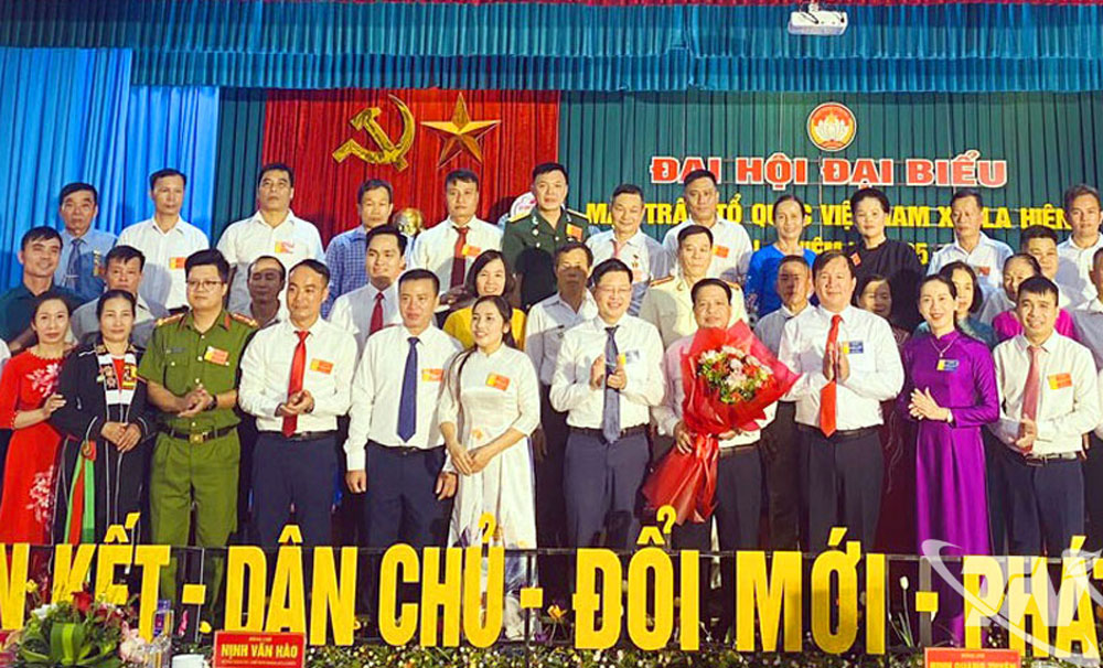 Đại biểu chúc mừng Ủy ban MTTQ xã La Hiên, nhiệm kỳ 2025-2030