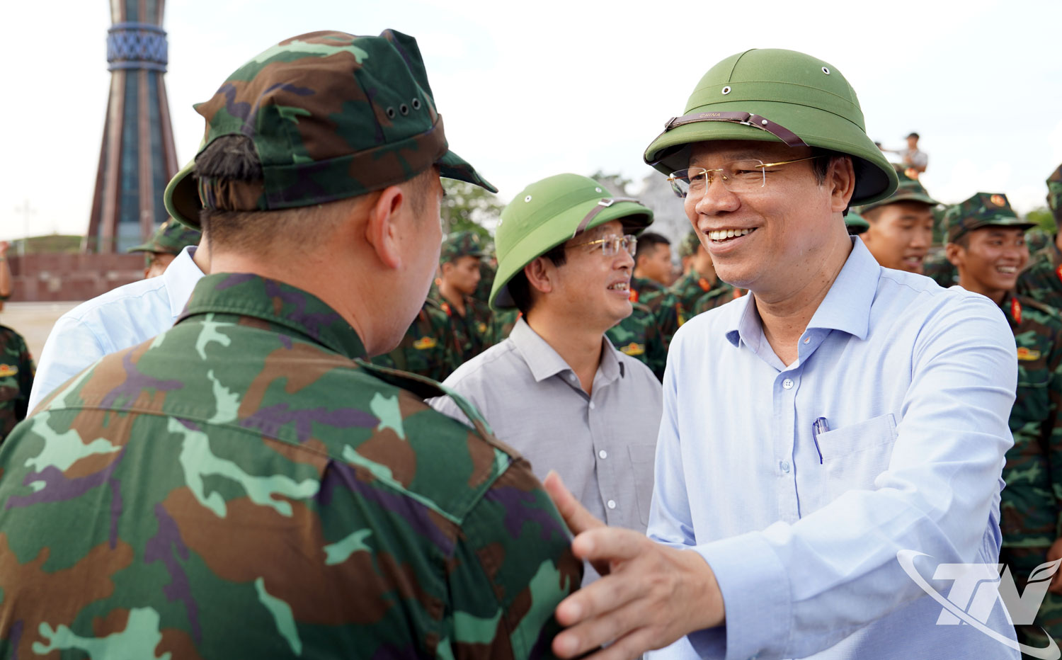 Lãnh đạo phường Phan Đình Phùng thăm hỏi, động viên và cảm ơn các lực lượng vũ trang.