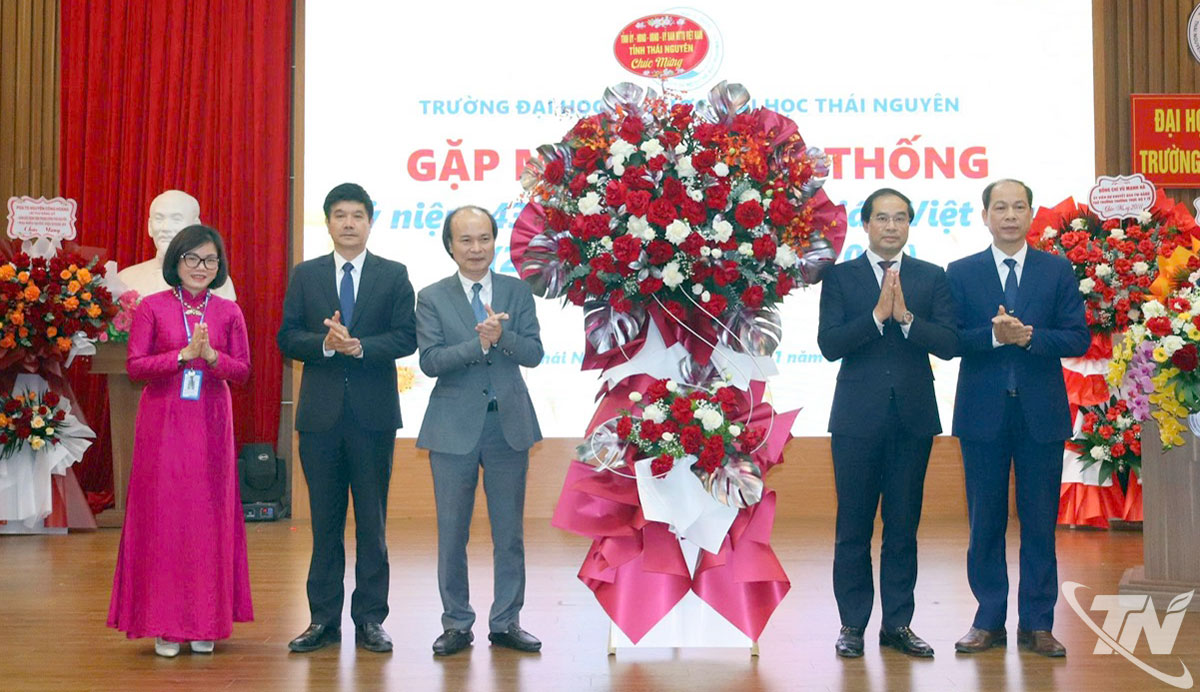 Đồng chí Bí thư Tỉnh ủy Trịnh Xuân Trường tặng hoa Nhà trường.