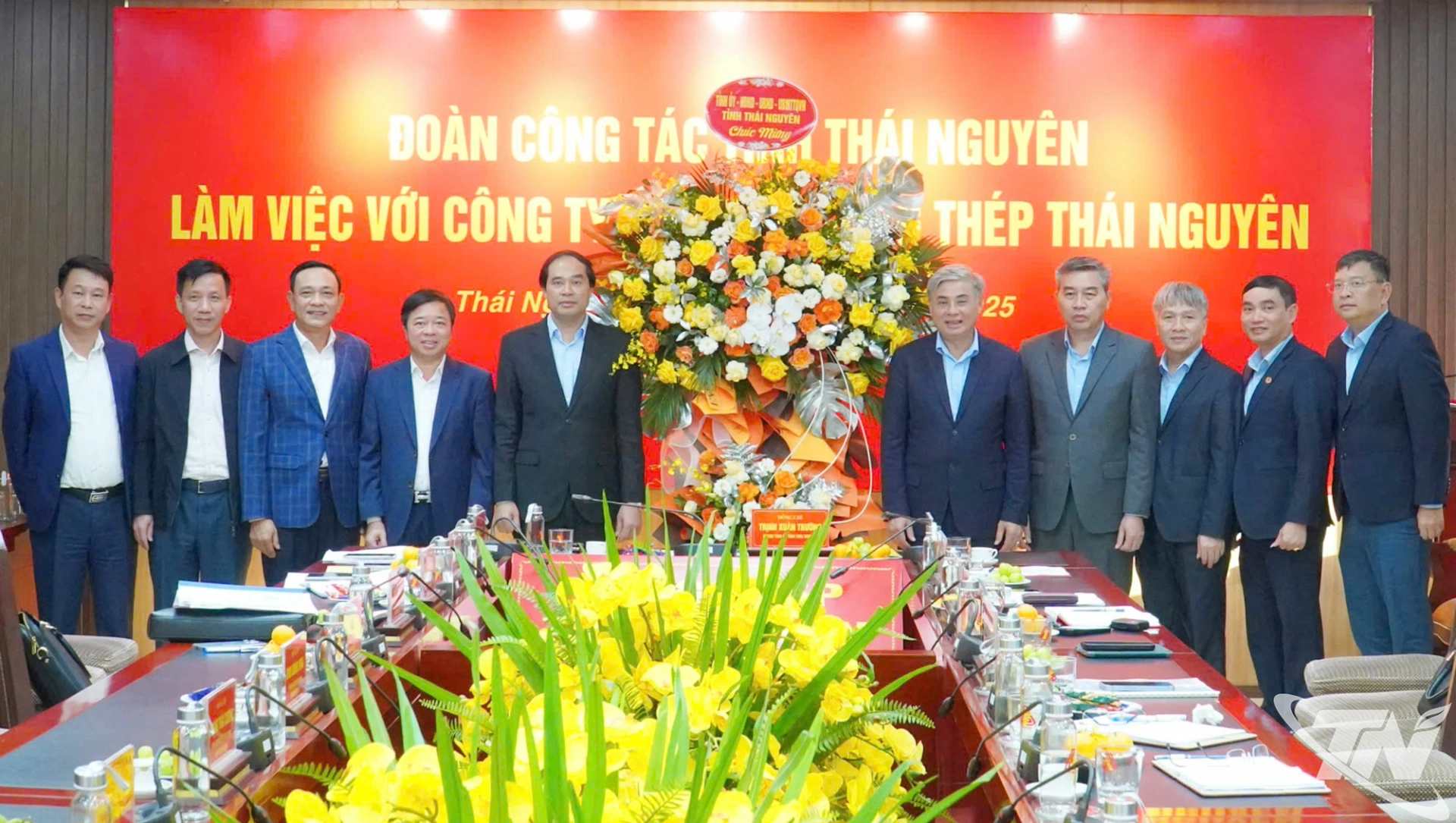 Đồng chí Bí thư Tỉnh ủy Trịnh Xuân Trường và Đoàn công tác của tỉnh chúc mừng Ngày truyền thống công nhân Gang thép (29/11/2063-29/11/2025).