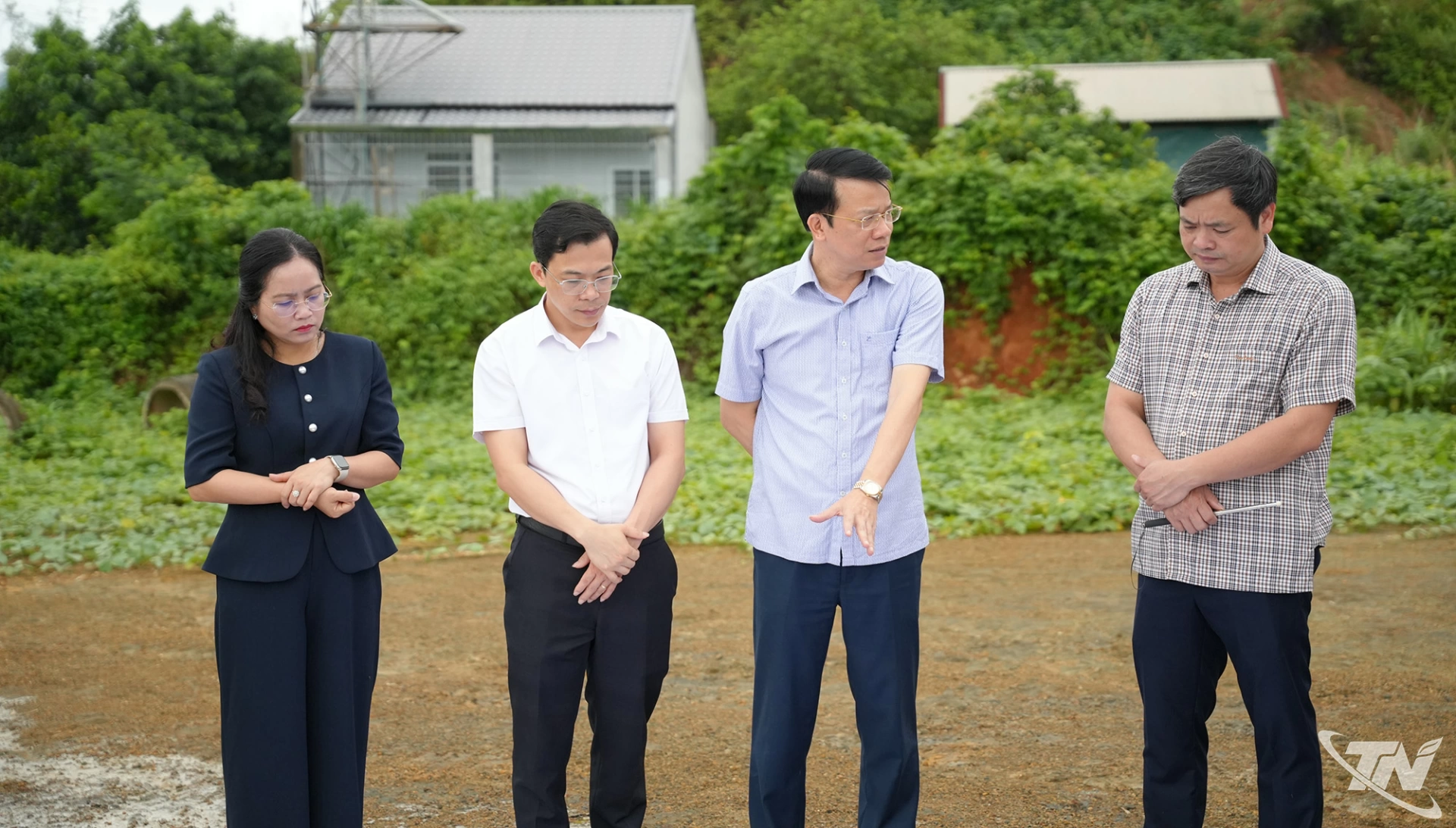 Đoàn công tác xem xét các đề xuất bổ sung hạng mục tại Dự án xây dựng Sân vận động tỉnh.