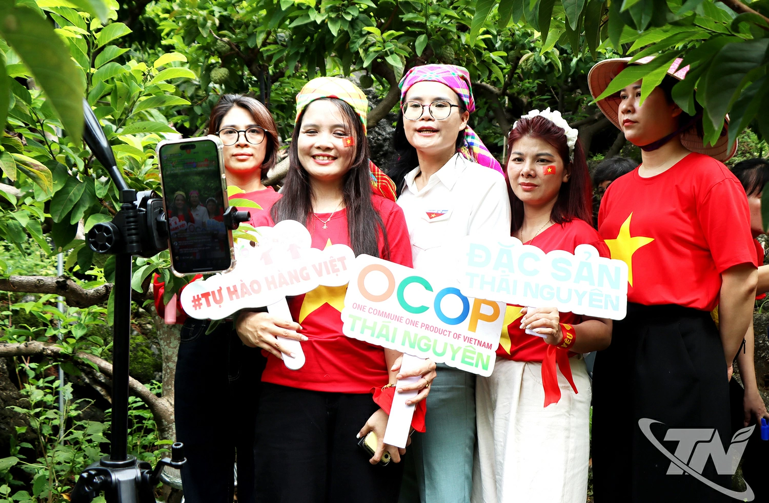 Đại diện các hộ nông dân trồng na cùng các tiktoker có ảnh hưởng trên mạng xã hội tham gia phiên livestream “Cây na số”, thu hút trên 500.000 người xem trong vòng 2 giờ.