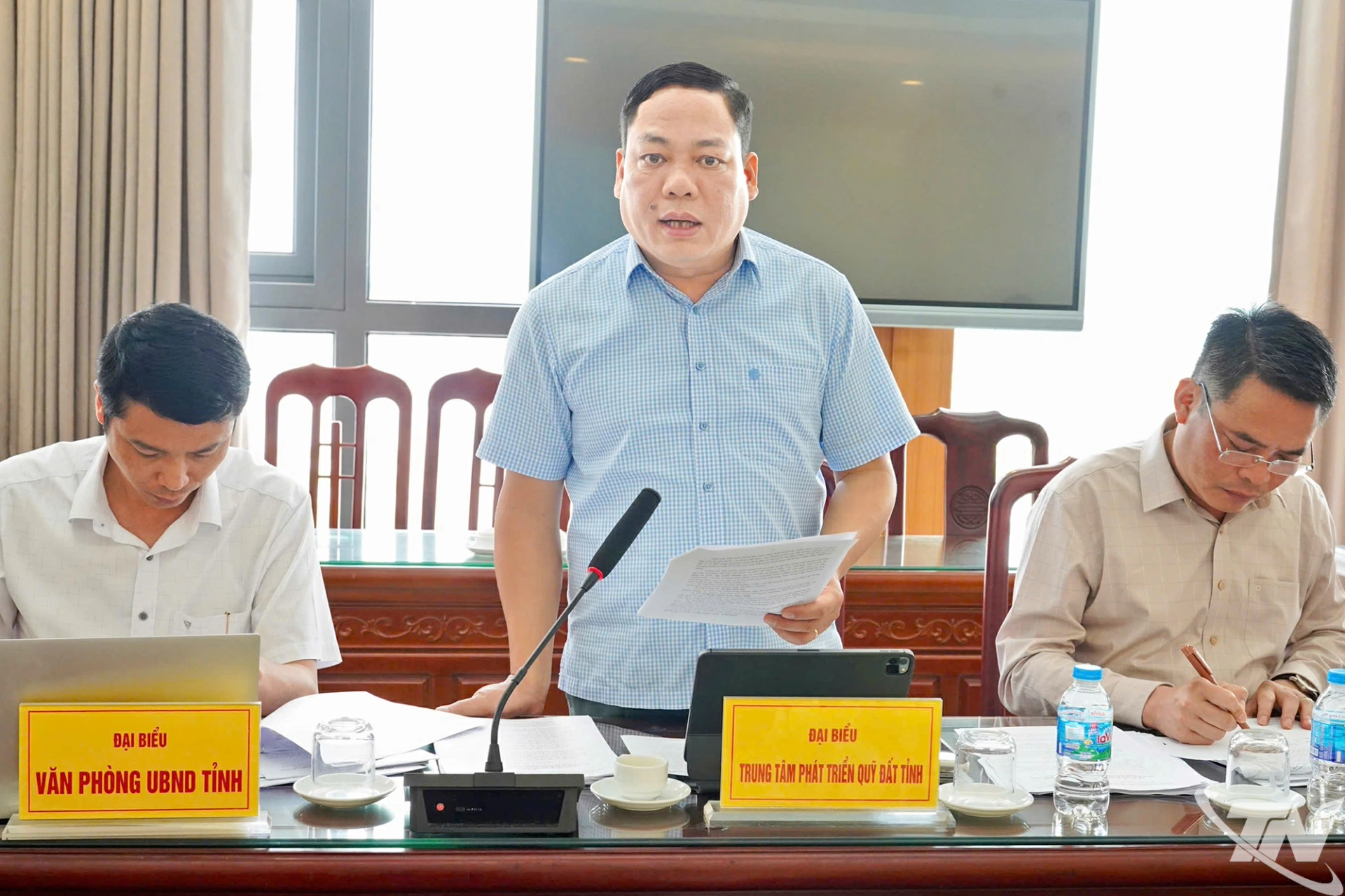 Đại diện Trung tâm Phát triển quỹ đất tỉnh báo cáo tiến độ công tác giải phóng mặt bằng Dự án tại Hội nghị.