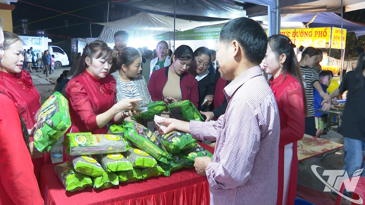 Phiên chợ Đưa hàng Việt từ khu sản xuất đến miền núi, vùng sâu, vùng xa, vùng đồng bào dân tộc được tổ chức tại xã Na Rì.