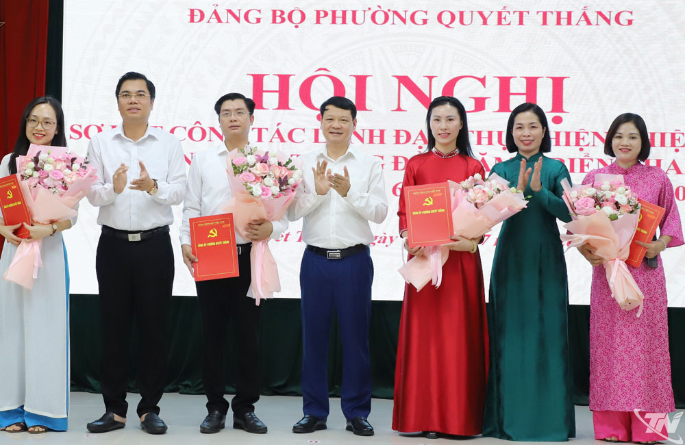 Lãnh đạo phường Quyết Thắng trao các quyết định về công tác cán bộ.