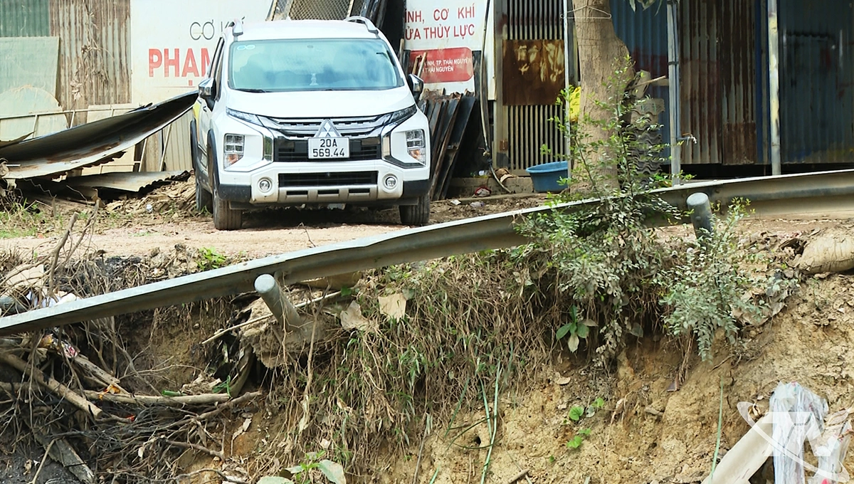 Tình trạng sạt lở đã ăn vào cả đường dân sinh, sát nhà nhiều hộ dân tổ 6, phường Quan Triều