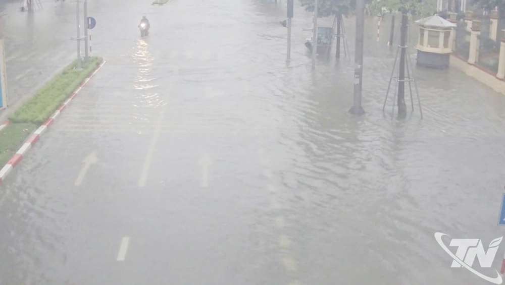 Mưa lớn gây ngập tại ngã tư đường Hoàng Văn Thụ - Minh Cầu. Ảnh T.L