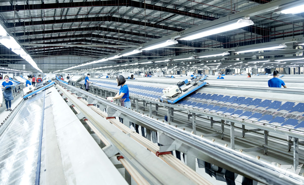 Dây chuyền in các họa tiết, logo trên vải tại Chi nhánh may Sông Công I, Công ty CP Đầu tư và Thương mại TNG. Ảnh: L.K