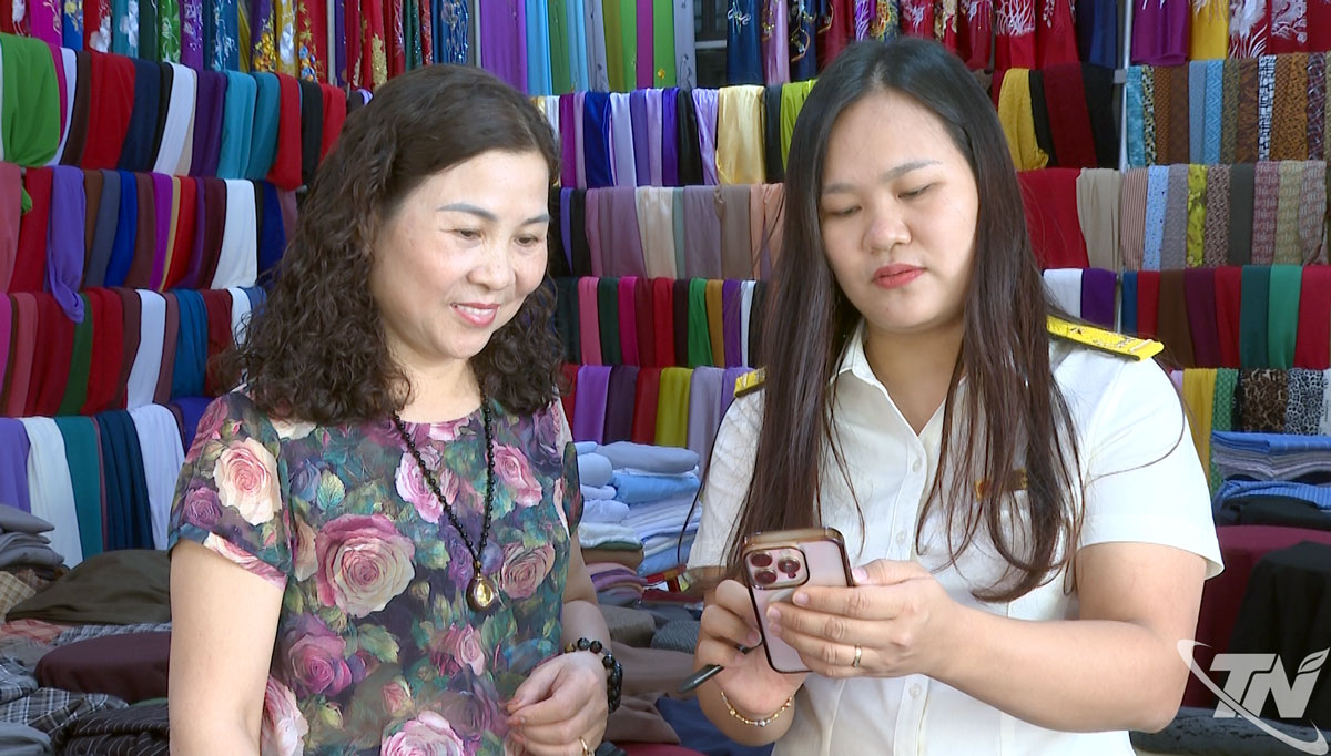 Cán bộ Thuế hướng dẫn người dân sử dụng các ứng dụng số, góp phần gia tăng tiện ích cho người nộp thuế