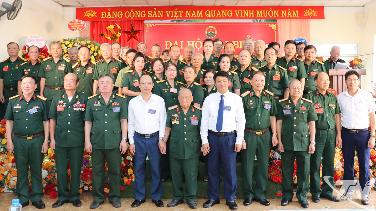 Đồng chí Nông Quang Nhất, Phó Chủ tịch UBND tỉnh và các đại biểu chụp ảnh lưu niệm cùng Ban chấp hành Hội Truyền thống Trường Sơn - Đường Hồ Chí Minh tỉnh Thái Nguyên, nhiệm kỳ 2025 -2030.