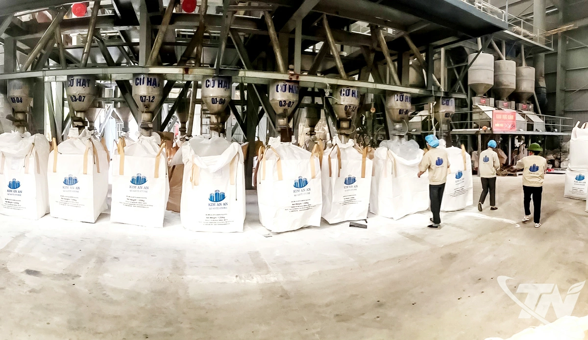 Dây chuyền sản xuất bột đá thạch anh tự nhiên tại Công ty TNHH Kim An An (Khu công nghiệp Thanh Bình). Ảnh: T.L