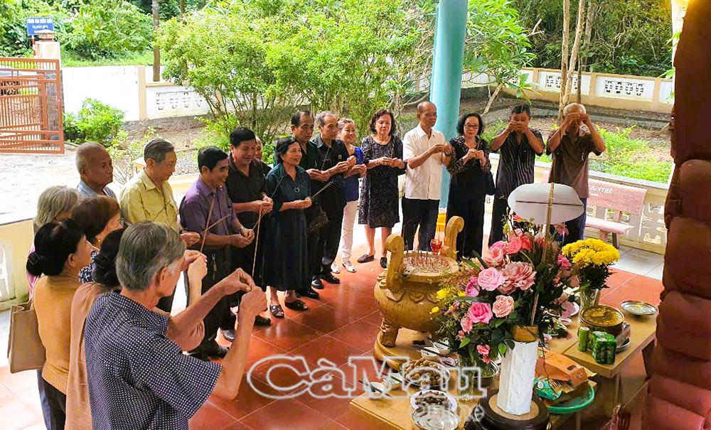 Đoàn tỉnh Cà Mau dâng hương tri ân anh hùng liệt sĩ ngành Dân vận tại Di tích lịch sử - văn hoá Quốc gia đặc biệt Căn cứ Trung ương Cục Miền Nam (xã Tân Lập, tỉnh Tây Ninh).