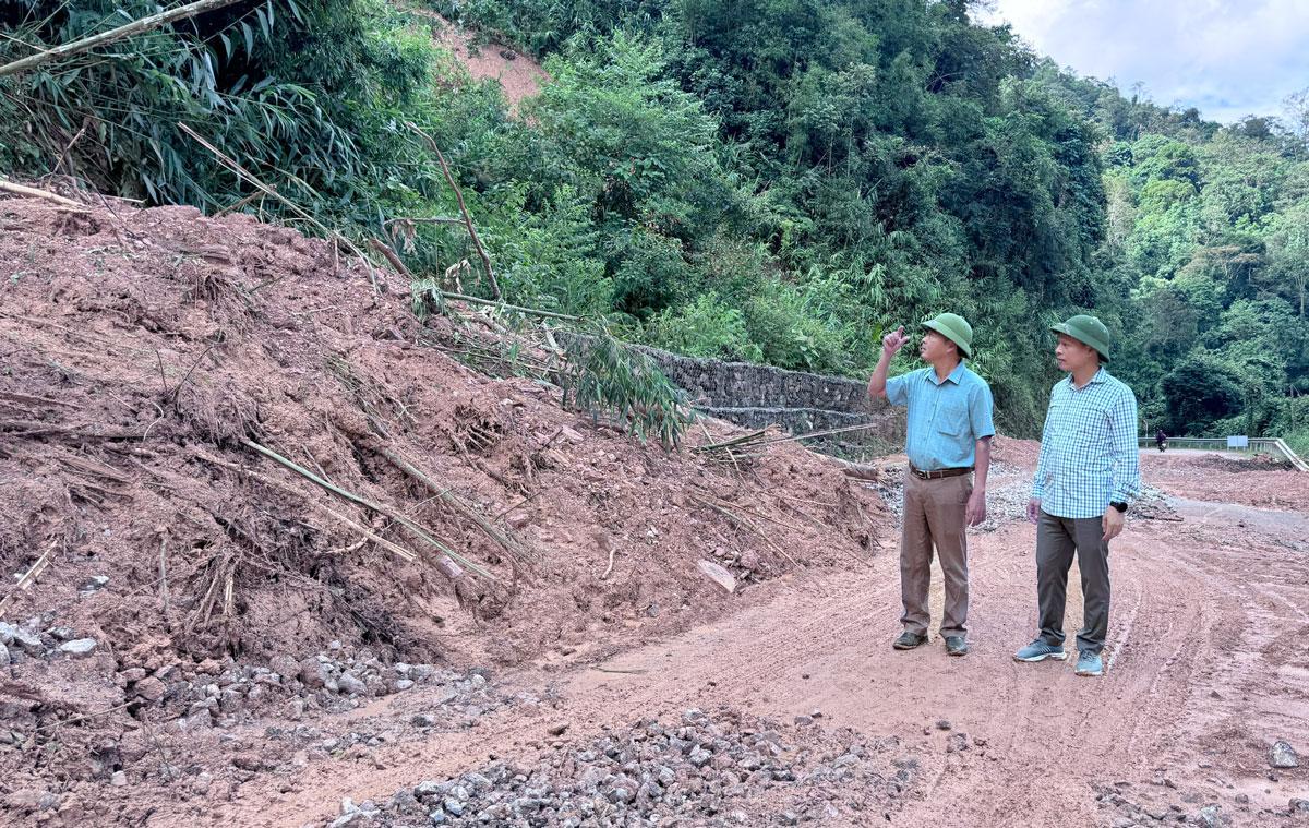 Ông Nghiêm Văn Thép, phó giám đốc sở Xây dựng (bên phải) kiểm tra tại điểm sạt lở trên QL 279.