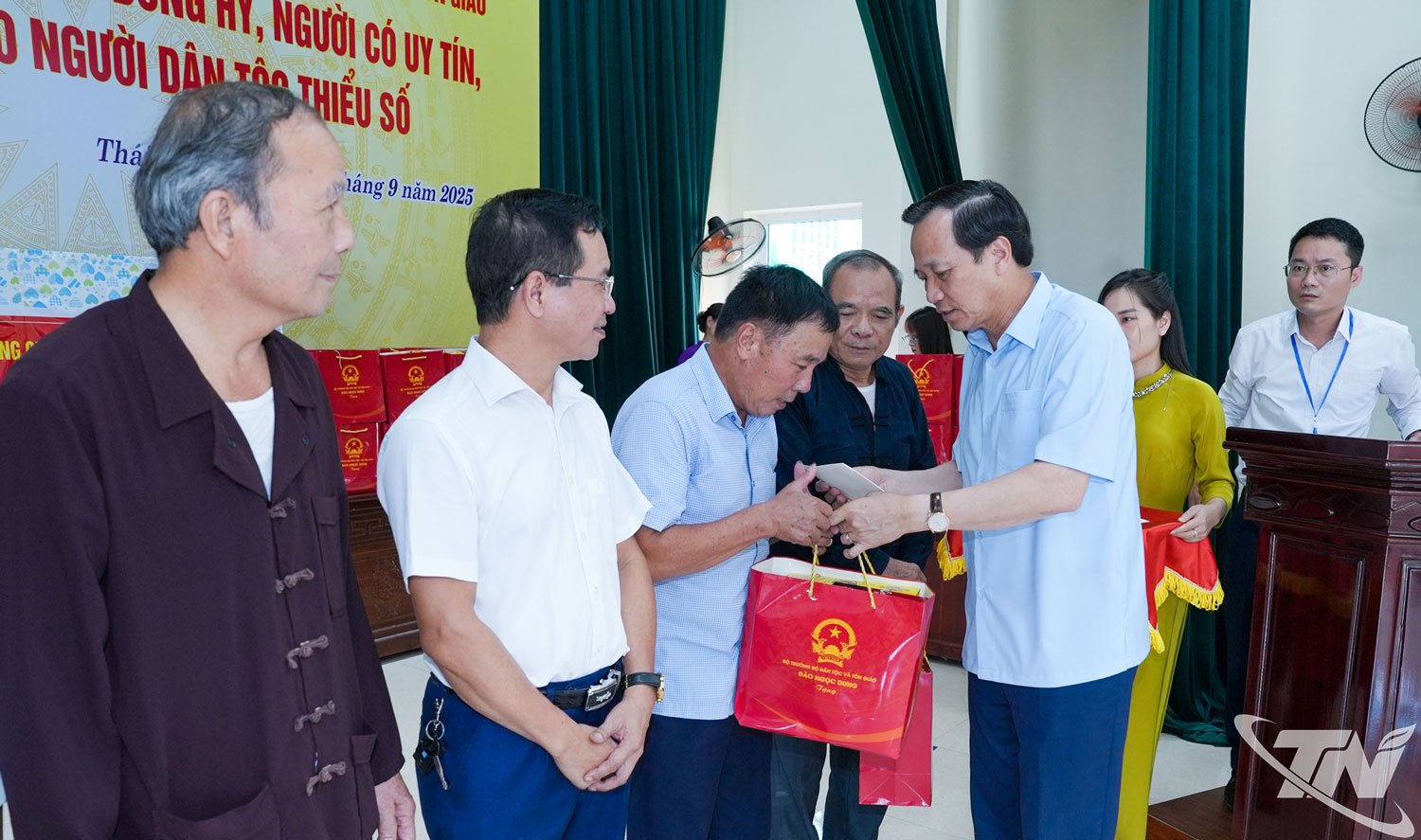 Bộ trưởng Đào Ngọc Dung trao quà cho người có uy tín của xã Đồng Hỷ.
